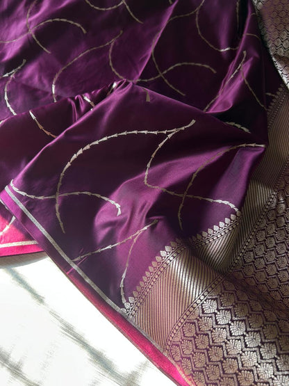 Premium Borderless Geometrical Lahriya Silk Saree | Lightweight Soft Zari Woven Saree