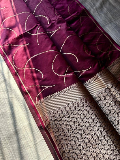 Premium Borderless Geometrical Lahriya Silk Saree | Lightweight Soft Zari Woven Saree